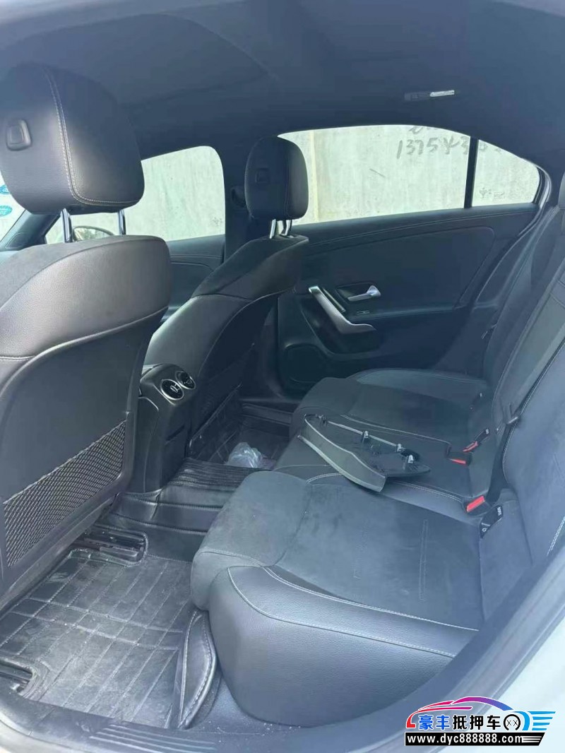 19年奔驰A轿车抵押车出售