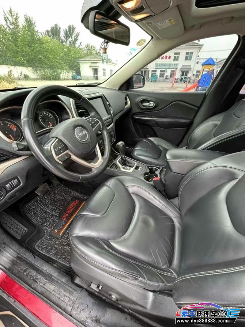 16年Jeep自由光轿车抵押车出售