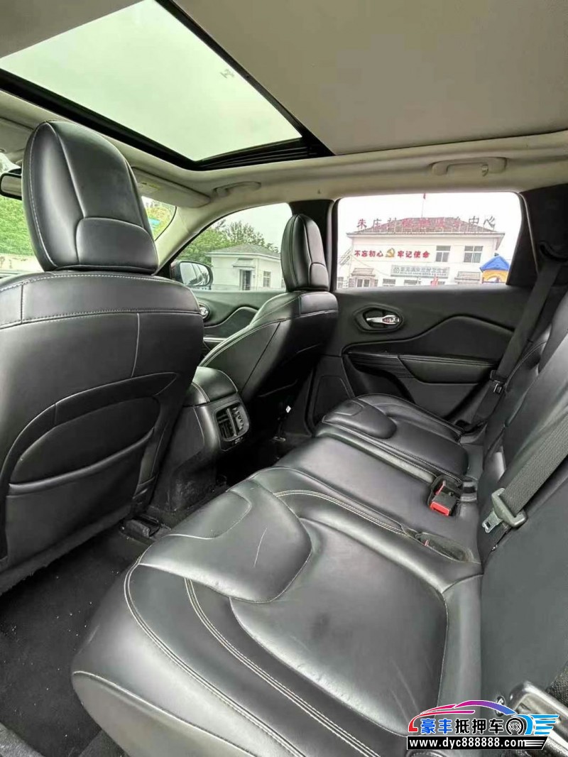 16年Jeep自由光轿车抵押车出售