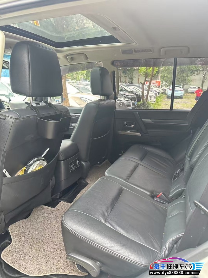 17年三菱帕杰罗轿车抵押车出售