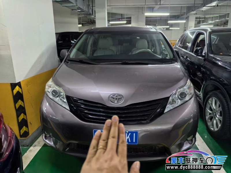 13年丰田塞纳轿车抵押车出售