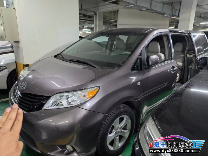 13年丰田塞纳轿车抵押车出售