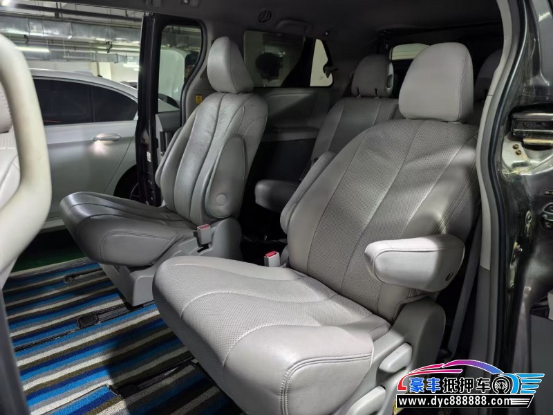 13年丰田塞纳轿车抵押车出售