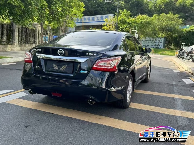 13年日产天籁轿车抵押车出售