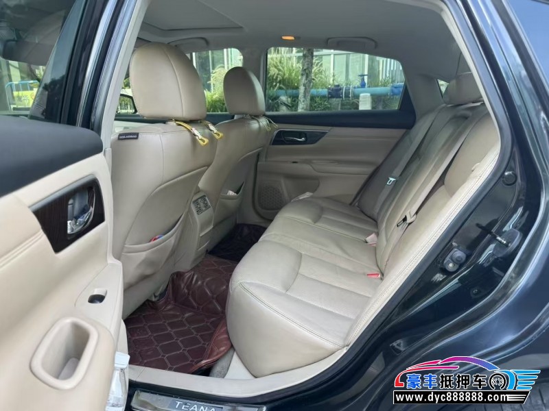 13年日产天籁轿车抵押车出售