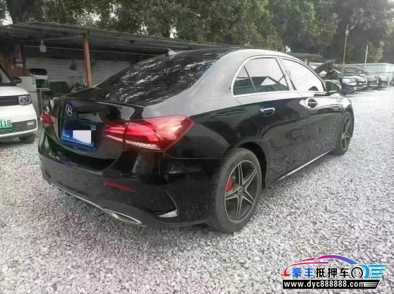 19年奔驰A轿车抵押车出售
