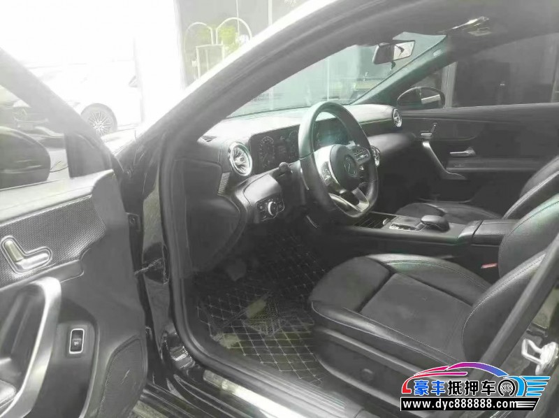 19年奔驰A轿车抵押车出售