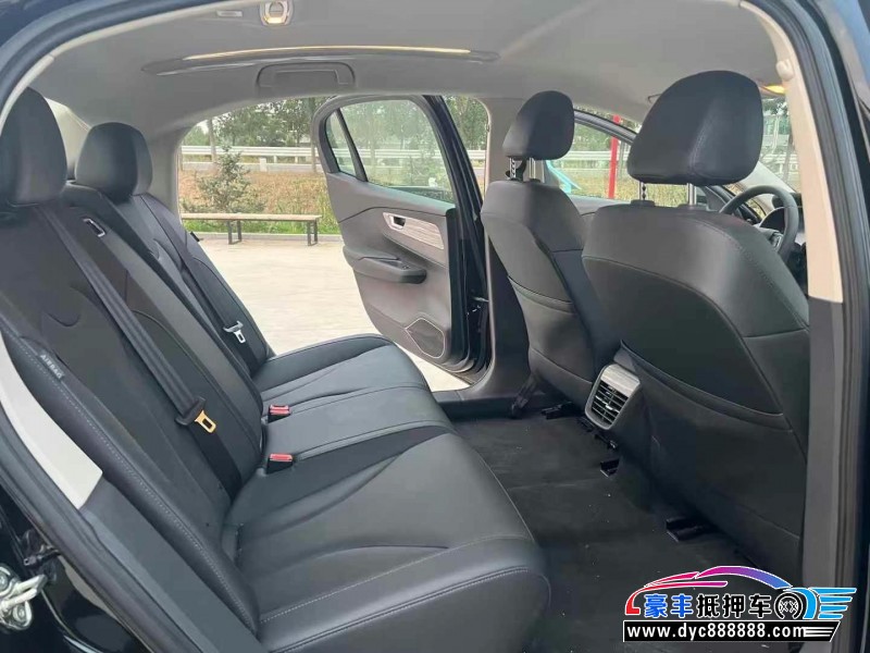 25年红旗EQM5轿车抵押车出售