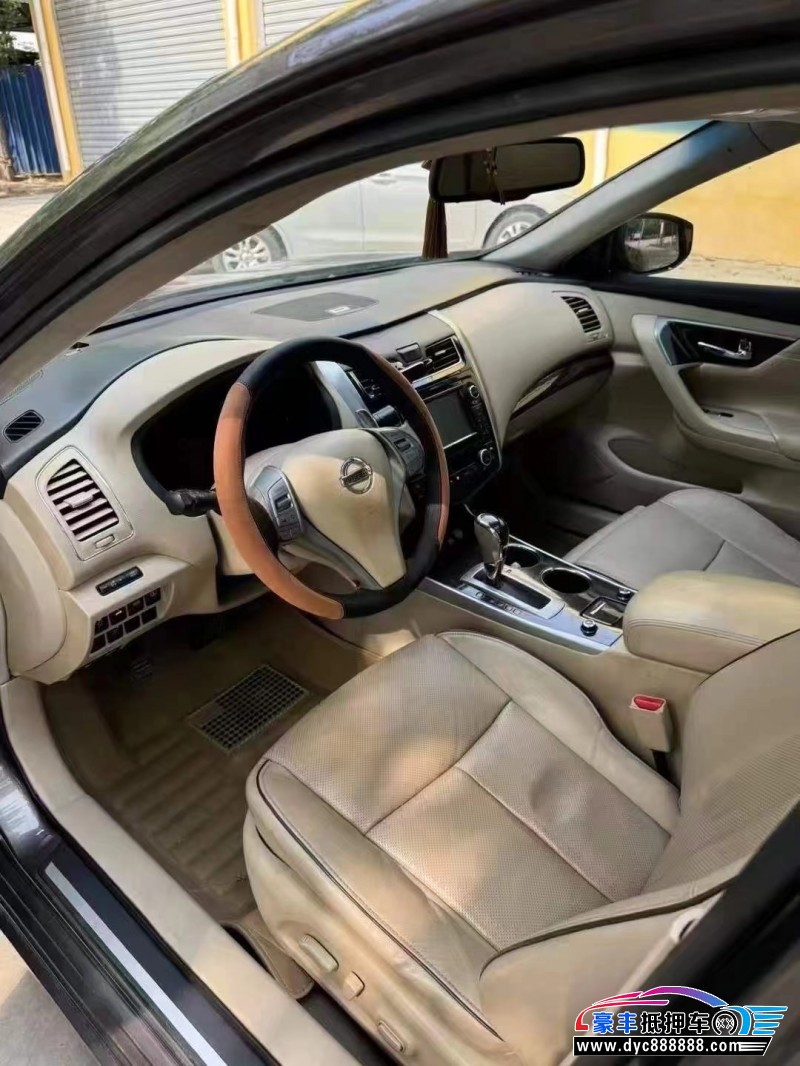 14年日产天籁轿车抵押车出售