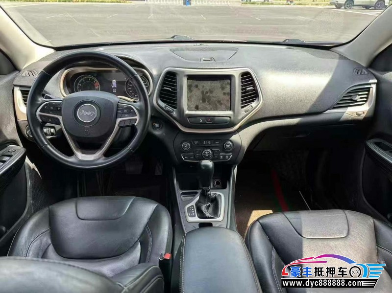 18年Jeep自由光轿车抵押车出售