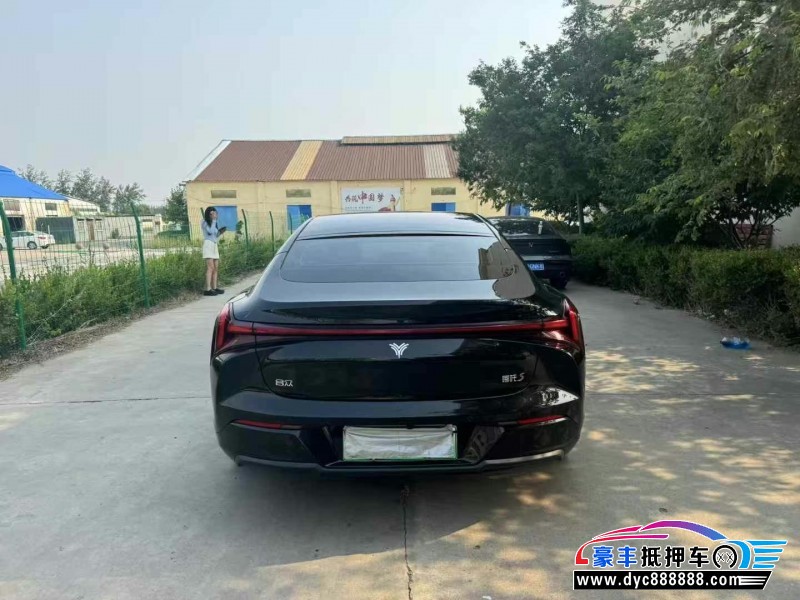 24年哪吒S轿车抵押车出售