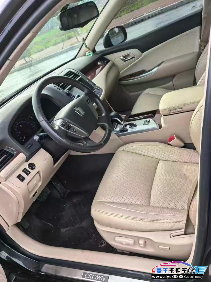 15年丰田皇冠轿车抵押车出售