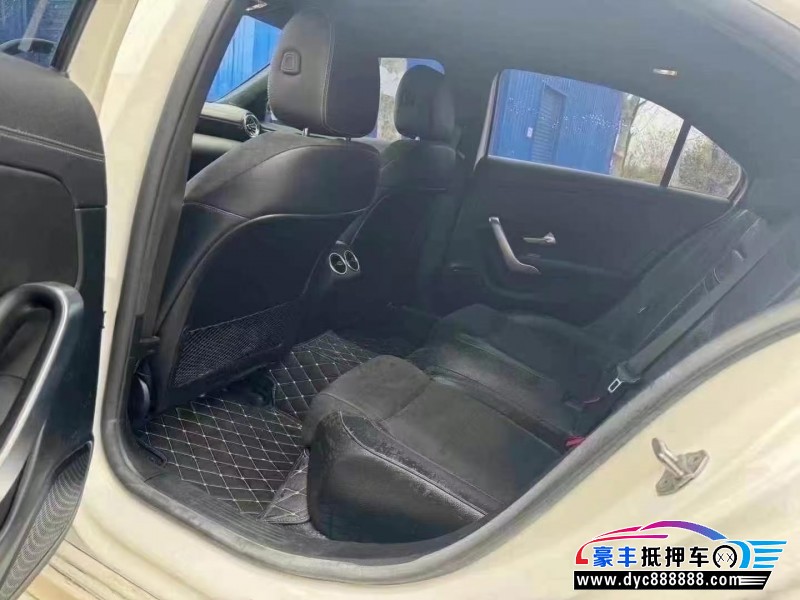 21年奔驰A轿车抵押车出售