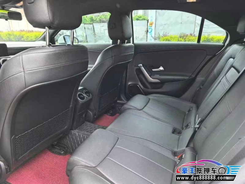 21年奔驰A轿车抵押车出售