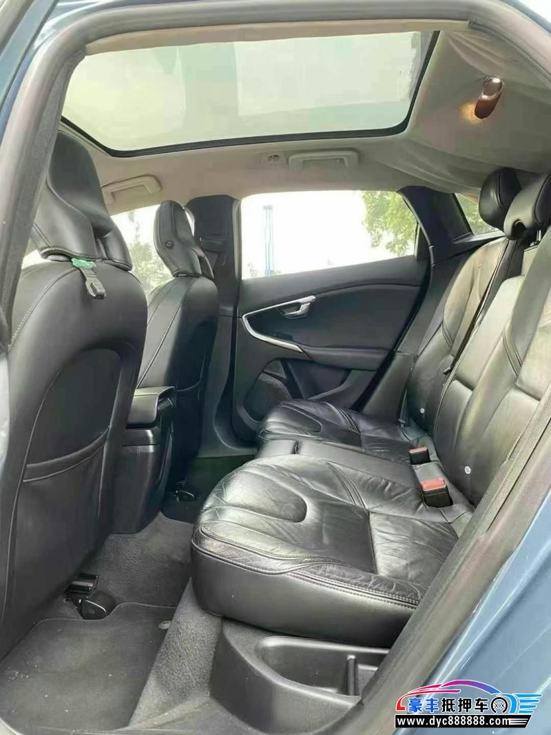 13年沃尔沃V40轿车抵押车出售