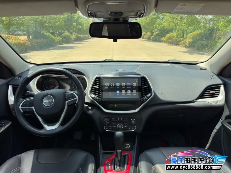 18年Jeep自由光轿车抵押车出售