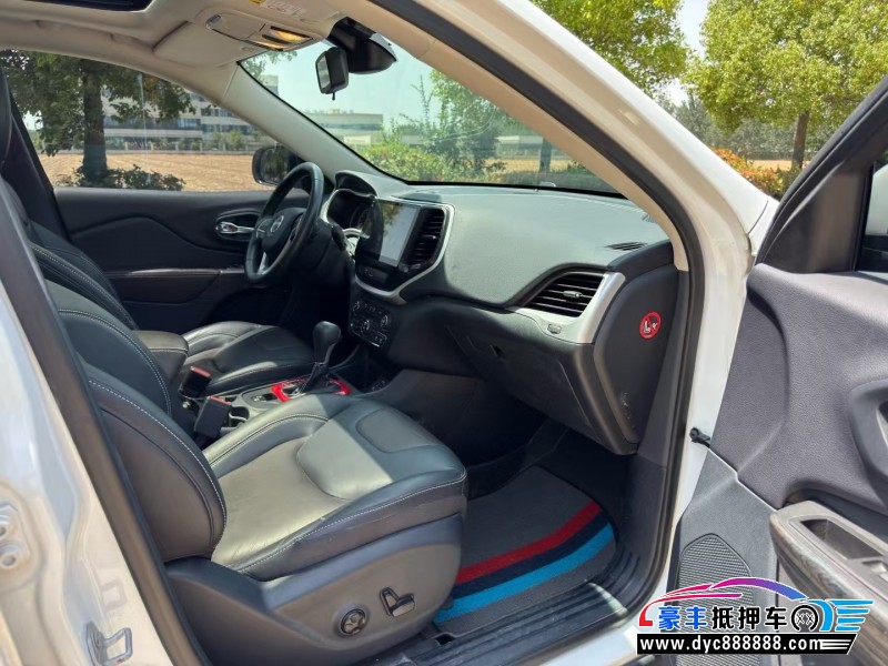 18年Jeep自由光轿车抵押车出售