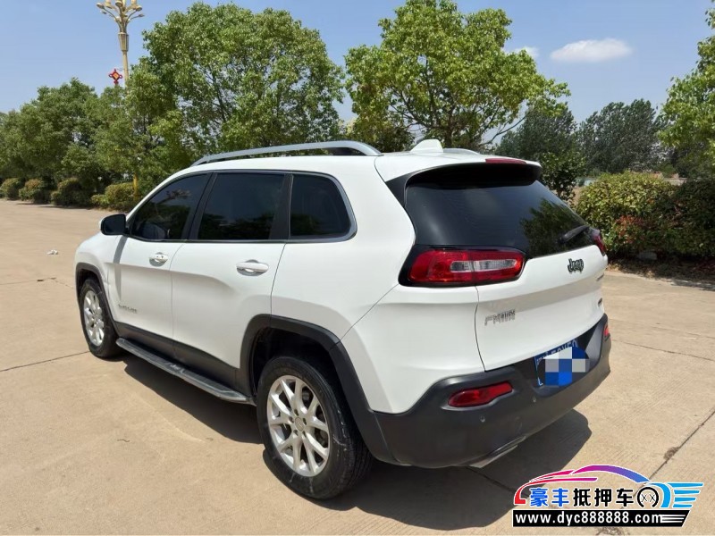 18年Jeep自由光轿车抵押车出售