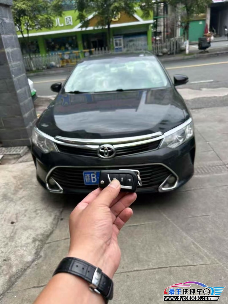 抵押车出售17年丰田凯美瑞轿车