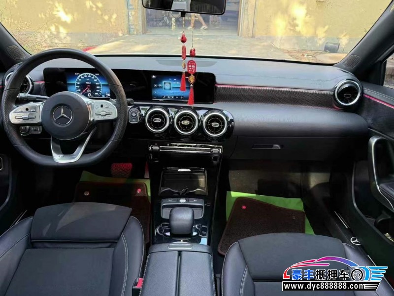 19年奔驰A轿车抵押车出售