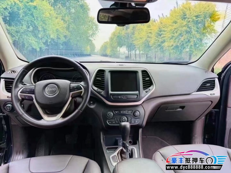 18年Jeep自由光轿车抵押车出售