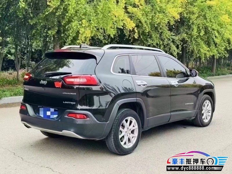 18年Jeep自由光轿车抵押车出售