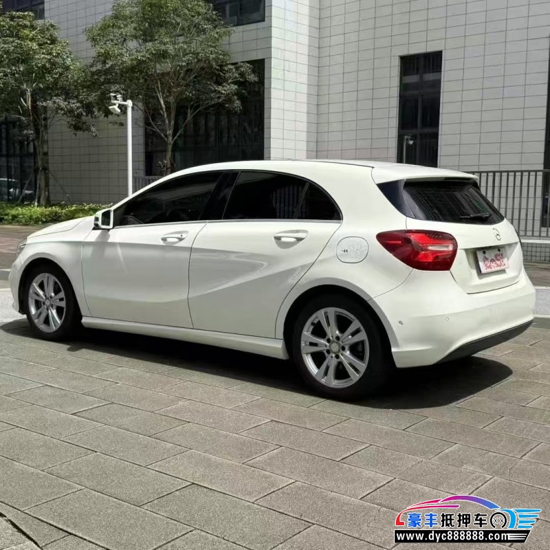 17年奔驰A轿车抵押车出售