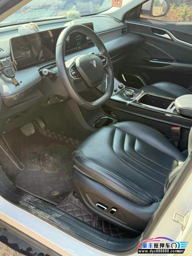 22年哪吒U轿车抵押车出售