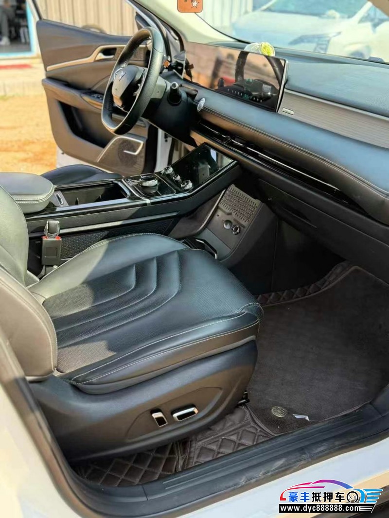 22年哪吒U轿车抵押车出售