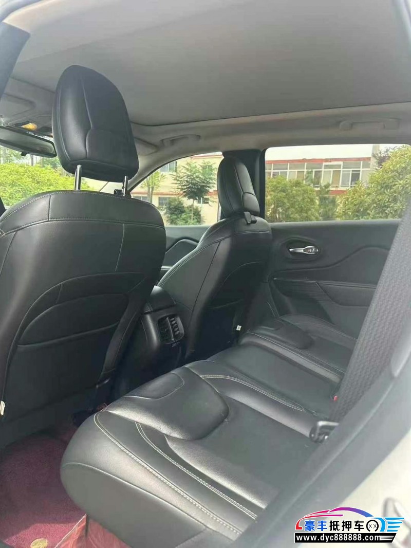 17年Jeep自由光轿车抵押车出售