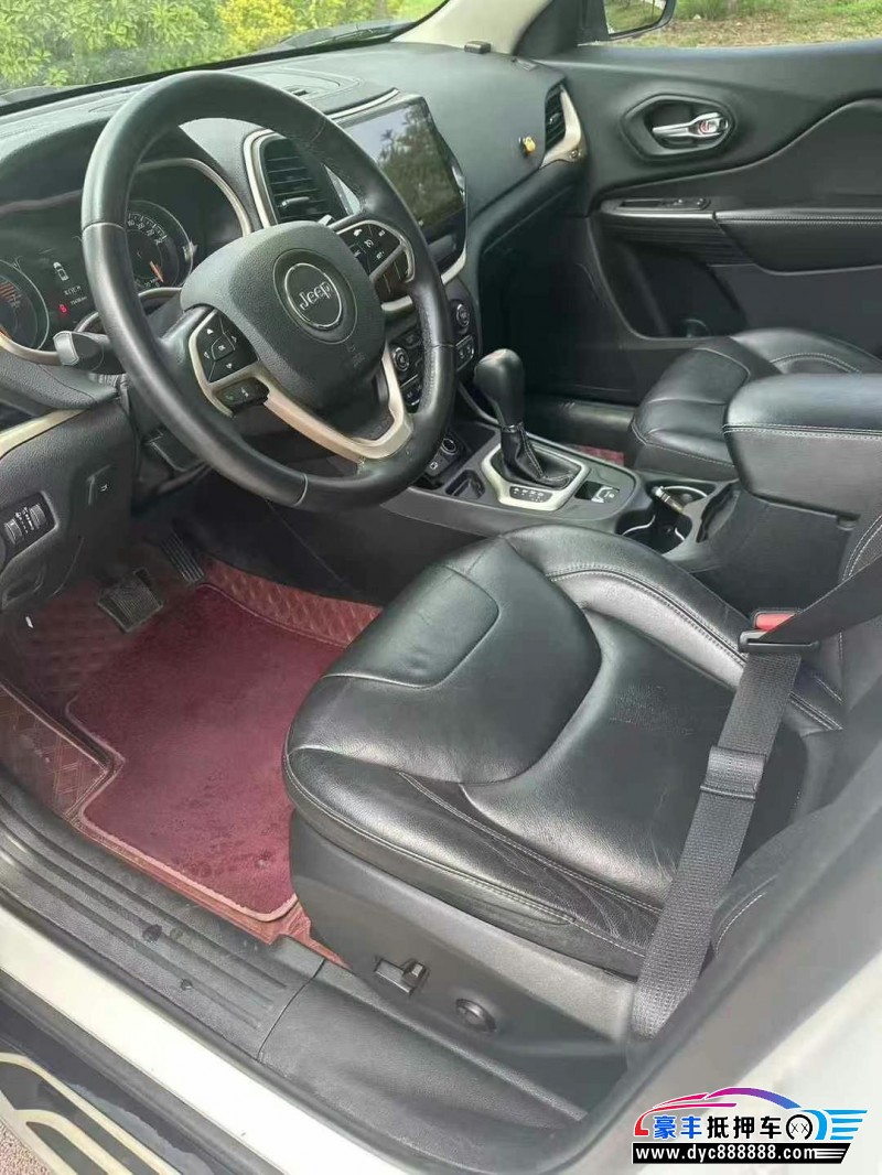 17年Jeep自由光轿车抵押车出售
