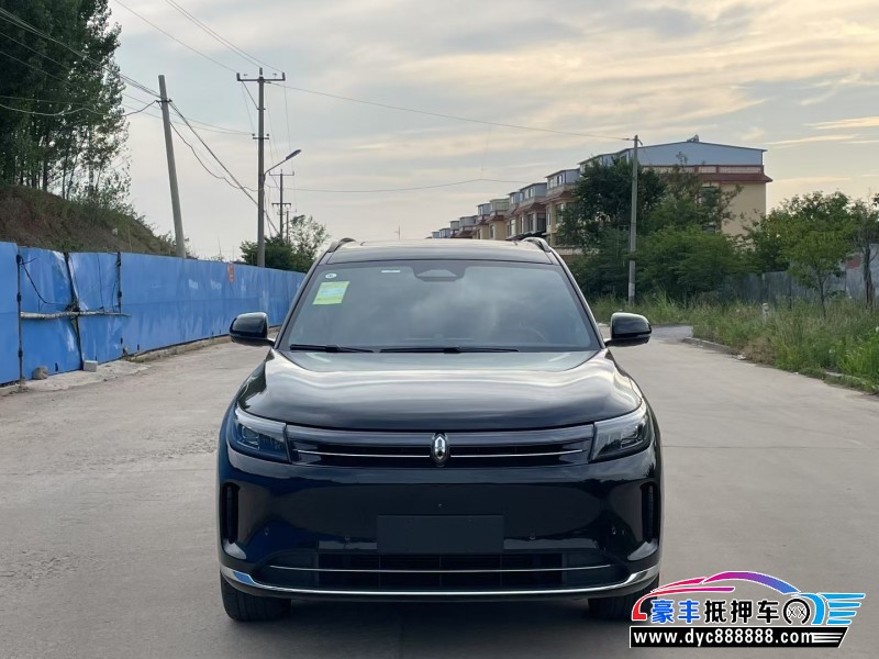 25年华为问界轿车
