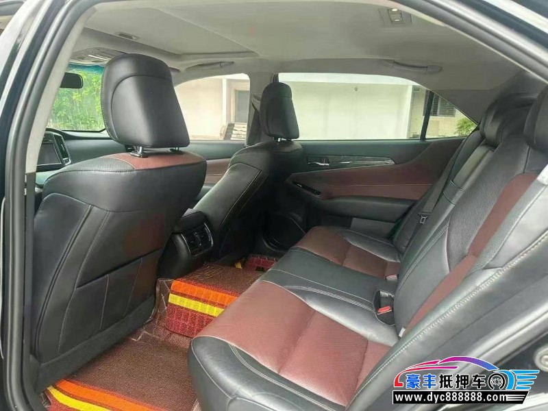 18年丰田皇冠轿车抵押车出售