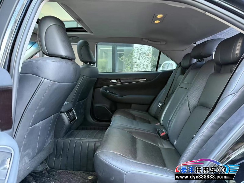 16年丰田皇冠轿车抵押车出售