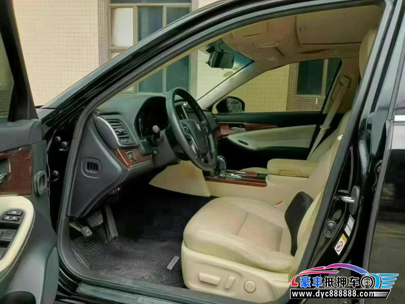 18年丰田皇冠轿车抵押车出售