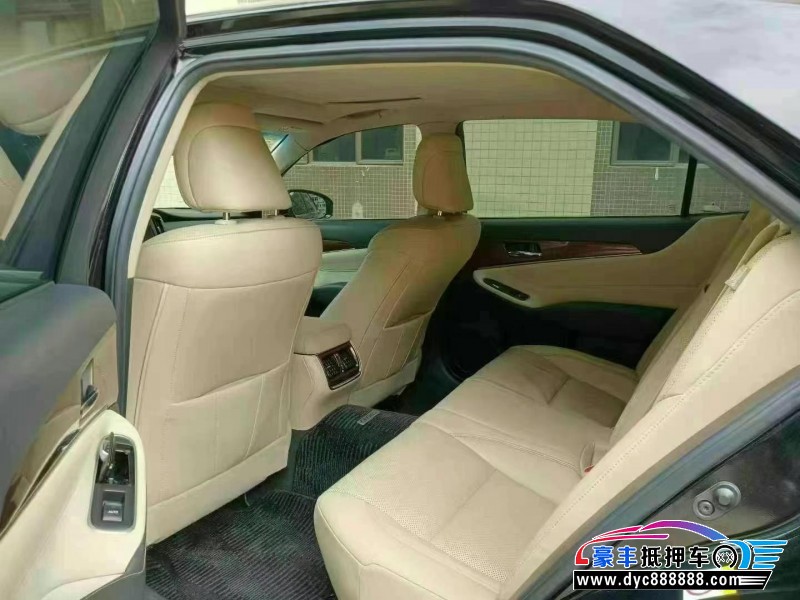 18年丰田皇冠轿车抵押车出售