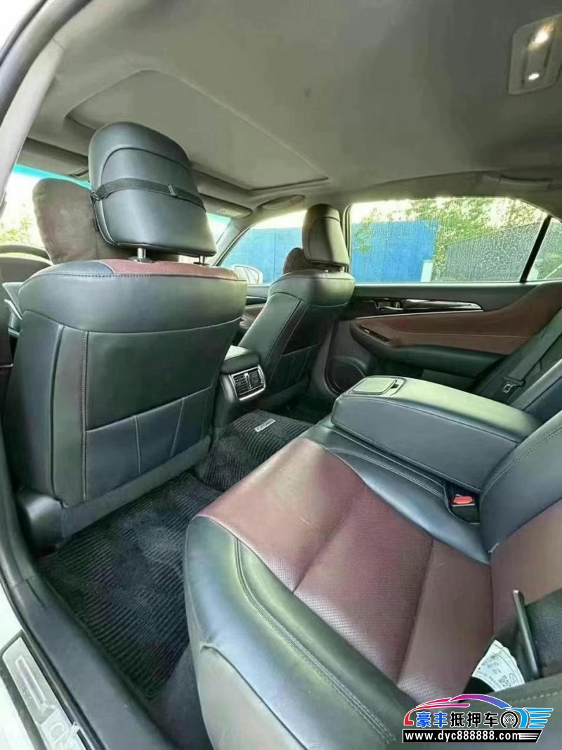 18年丰田皇冠轿车抵押车出售