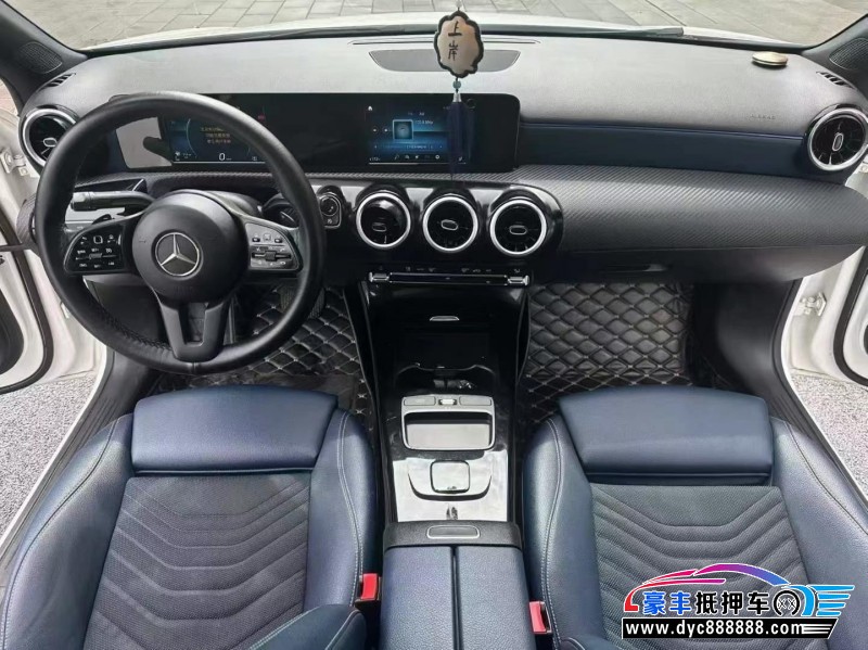 21年奔驰A轿车抵押车出售