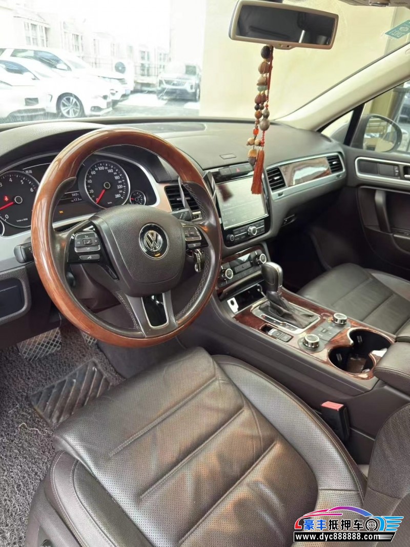 13年大众途锐轿车抵押车出售