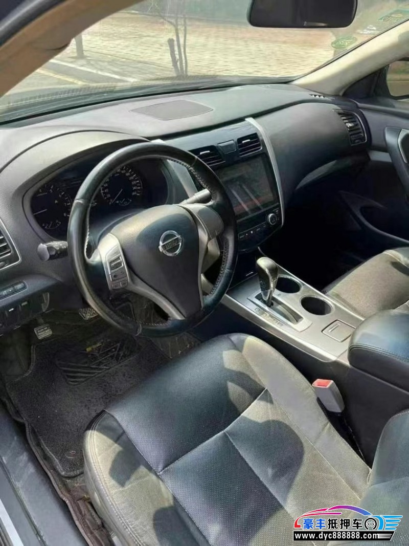 15年日产天籁轿车抵押车出售