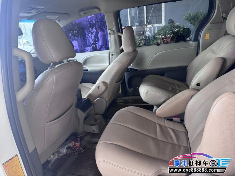 15年丰田塞纳轿车抵押车出售