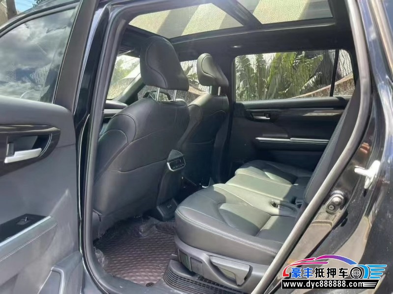 22年丰田皇冠轿车抵押车出售