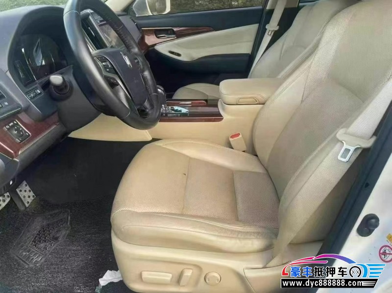 16年丰田皇冠轿车抵押车出售