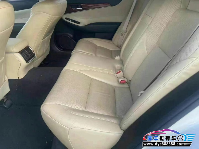 16年丰田皇冠轿车抵押车出售