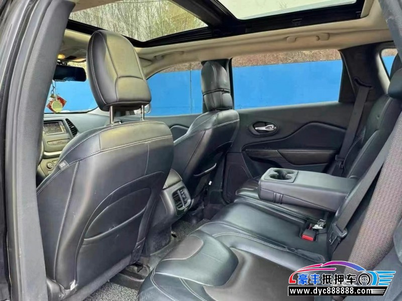 17年Jeep自由光轿车抵押车出售