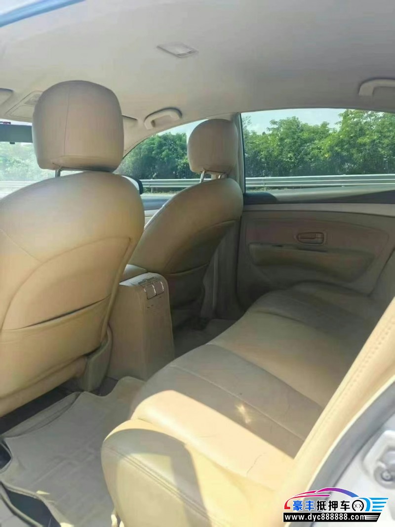 16年日产轩逸轿车抵押车出售