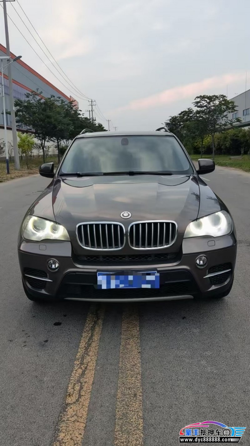 抵押车出售13年宝马X5轿车