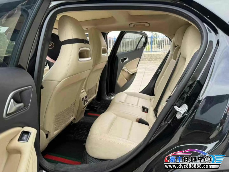 15年奔驰GLA轿车抵押车出售