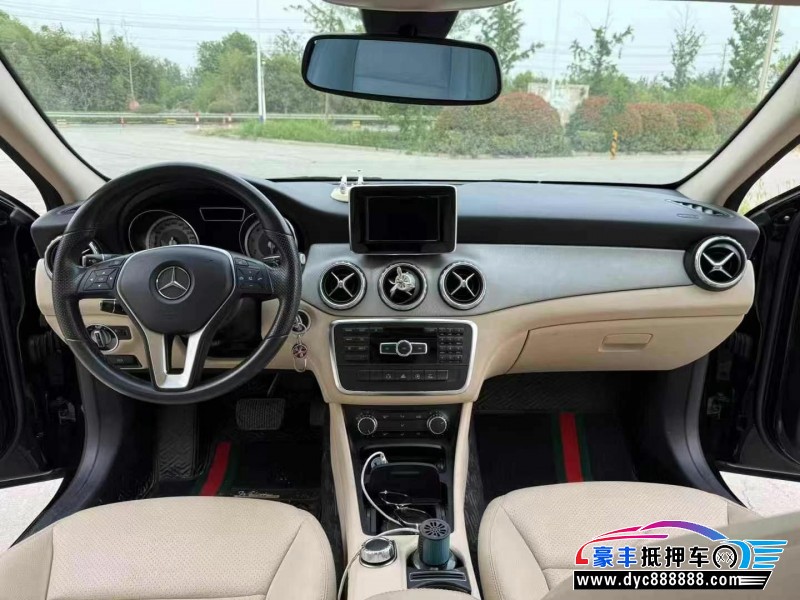 15年奔驰GLA轿车抵押车出售