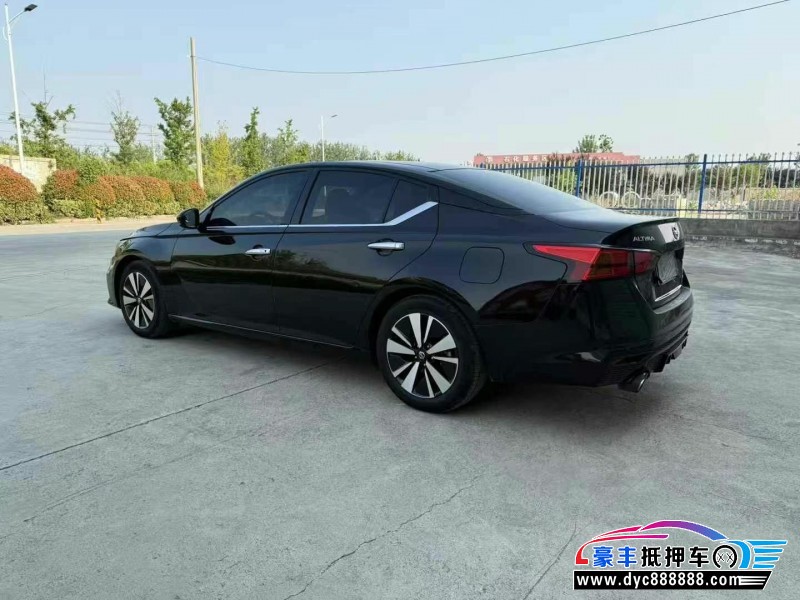 22年日产天籁轿车抵押车出售